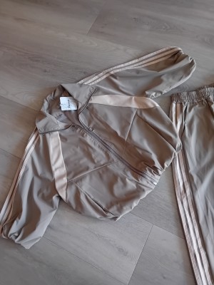 Tweedelig pak taupe