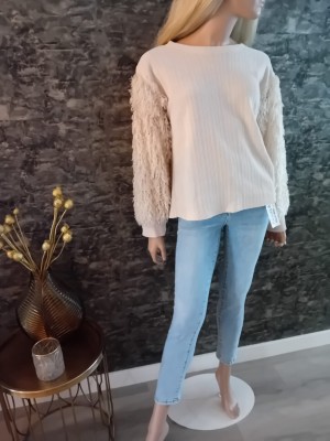 Sweater fluffy mouw creme wit 2025