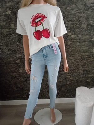 Oversized shirt wit cherry lips