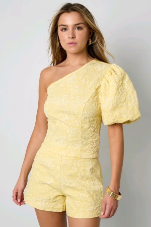 Meta description: De Gimme Belle One-Shoulder Jacquard Set met pofmouw is een elegante, zomerse eyecatcher in luxe structuurstof. Verkrijgbaar in geel, zwart en zachtroze. Perfect voor elke gelegenheid.