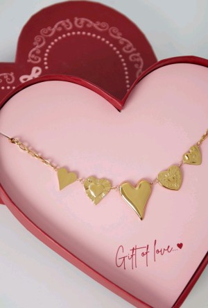 Gift of love set many hearts 24368